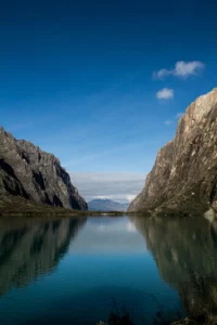 Toma de una laguna en la quebrada de Llanganuco.