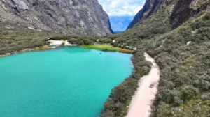 Toma aérea de las laguna Orconcocha en Llanganuco, Explora Huaraz y la Cordillera Blanca con Traveler soul Huaraz.