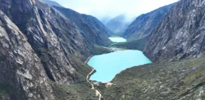 Toma aérea de las lagunas ubicadas en Llanganuco.