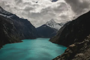 Vista espectacular de la Laguna Parón en la Cordillera Blanca
