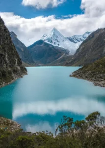 Vista espectacular de la Laguna Parón en la Cordillera Blanca