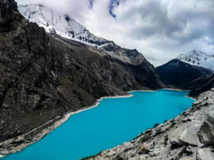 Vista espectacular de la Laguna Parón en la Cordillera Blanca.